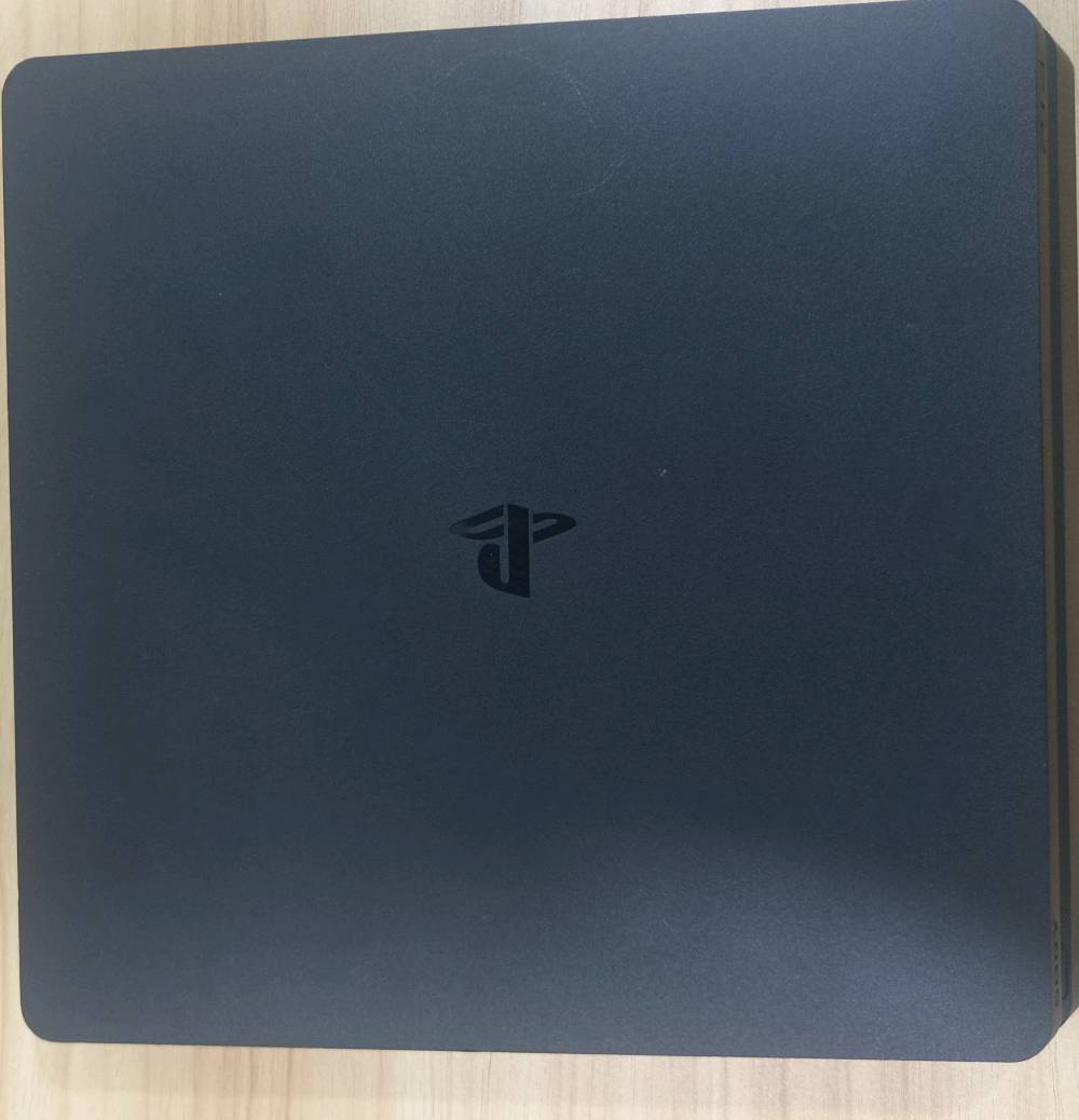 النجف/ كوف/ شارع المعمل سمنت
البلي سلم/ يجي كامل ملحقات +جويستك عدد واحد
ما هو حجم التخزين الخاص بالجهاز؟: 
حجم التخزين 500G
هل يشمل أي ألعاب مرفقة مع الجهاز؟: 
يجي معاه اشتراك  لمدة(13/1) وتجي الالعاب محمله
ما هو موقعك الحالي لعملية الشراء؟: 
خاص علمود ادزلك لوكيشن
هل هناك ضمان على الجهاز؟: 
ااكو ضمان لمدة 2ايام فقط
هل السعر قابل للتفاوض؟: 
السعر غير قابل للتفواض