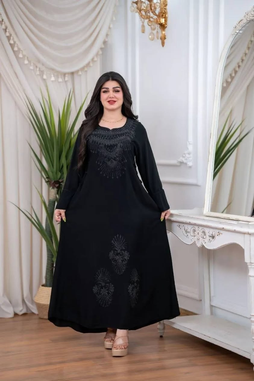 🖤 فخامة الأسود الفاحم.. لكل المناسبات! 🖤
​تألقي بأجمل إطلالة مع دشداشة الكشمير المطرزة بالستراس، المصممة خصيصاً لتمنحكِ الراحة والأناقة التي تستحقينها.
​✨ مميزات الموديل:
​خامة ملكية: قماش كشمير أصلي ناعم وبارد على الجسم.
​سواد فحم مميز: لون أسود داكن وثابت يبرز جمال التصميم.
​تطريز ستراس راقي 
​📏 القياسات المتوفرة:
​نوفر لكِ تلبيس مريح ومثالي بمختلف القياسات الكبيرة:
​2XL | 3XL | 4XL | 5XL
​🚚 خدمة التوصيل:
​لا تشيلين هم المشوار! متوفر خدمة توصيل سريعة وموثوقة لجميع محافظات العراق 🇮🇶.
​📥 للحجز أو الاستفسار:
أرسلي رسالة إلى الصفحة تحتوي على (الاسم، العنوان الكامل، ورقم الهاتف) أو تواصلِ معنا عبر الواتساب.


**إذا كنت صاحب هذا الإعلان وتريد حذفه لأي سبب، رجاءا أرسل رسالة إلى الدعم الفني**