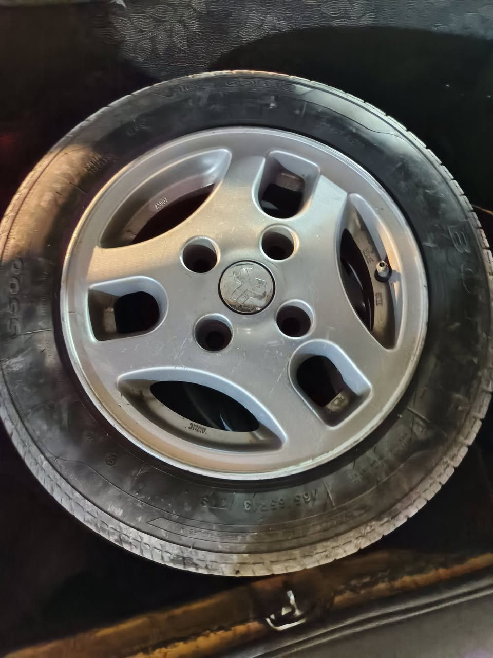 متوفر تاير كلش نضيف قياس 165/65/13 ويا ويل نضيف سعر التاير الواحد مع ويل ٣٥ واذا تاخذ زوج ب٦٠ احسبهن الك واذا تريد تخم ويل نضيف ويا ثنين تايرات نضيفات ب٩٠ واذا تاخذ السيباية وياهن شلع ب١٠٠ فقط اذا تاخذهن شلع السيباية وحدهة ابيع ب٣٠ قفل  قفل اذا شراي اتصل *********** عنواني بغداد العبيدي
