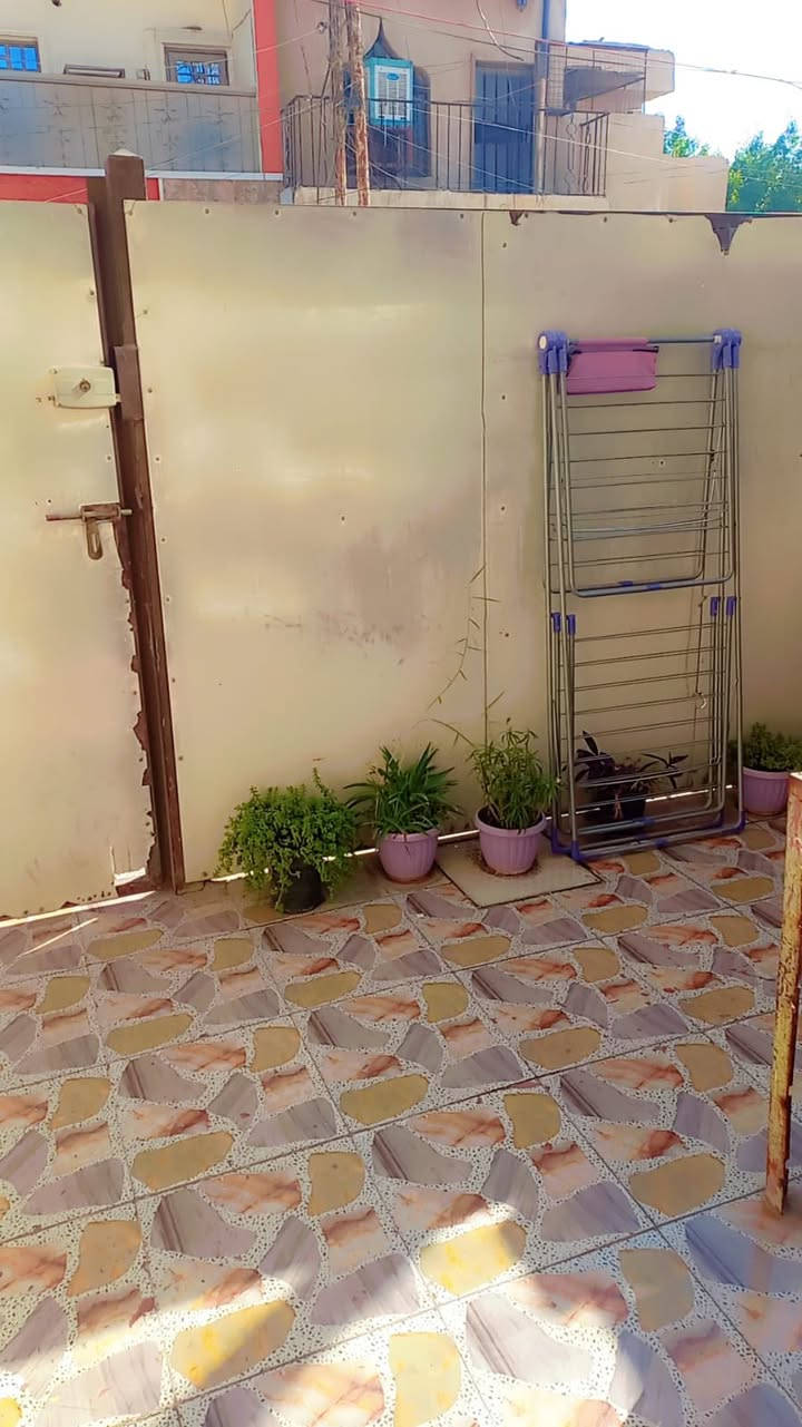 السلام عليكم 
مشتمل 65 متر واجهة 4،33 م نزال 15 
طابو صرف نظيف جداً طابو صرف 
صالة ، مطبخ ، مناور ، صحيات 
غرفة نوم أرضية ، بيتونة ، سطح 
موقع بغداد حي الري قرب شارع قطر الندى
للاستفسار *********** متوفر واتساب
