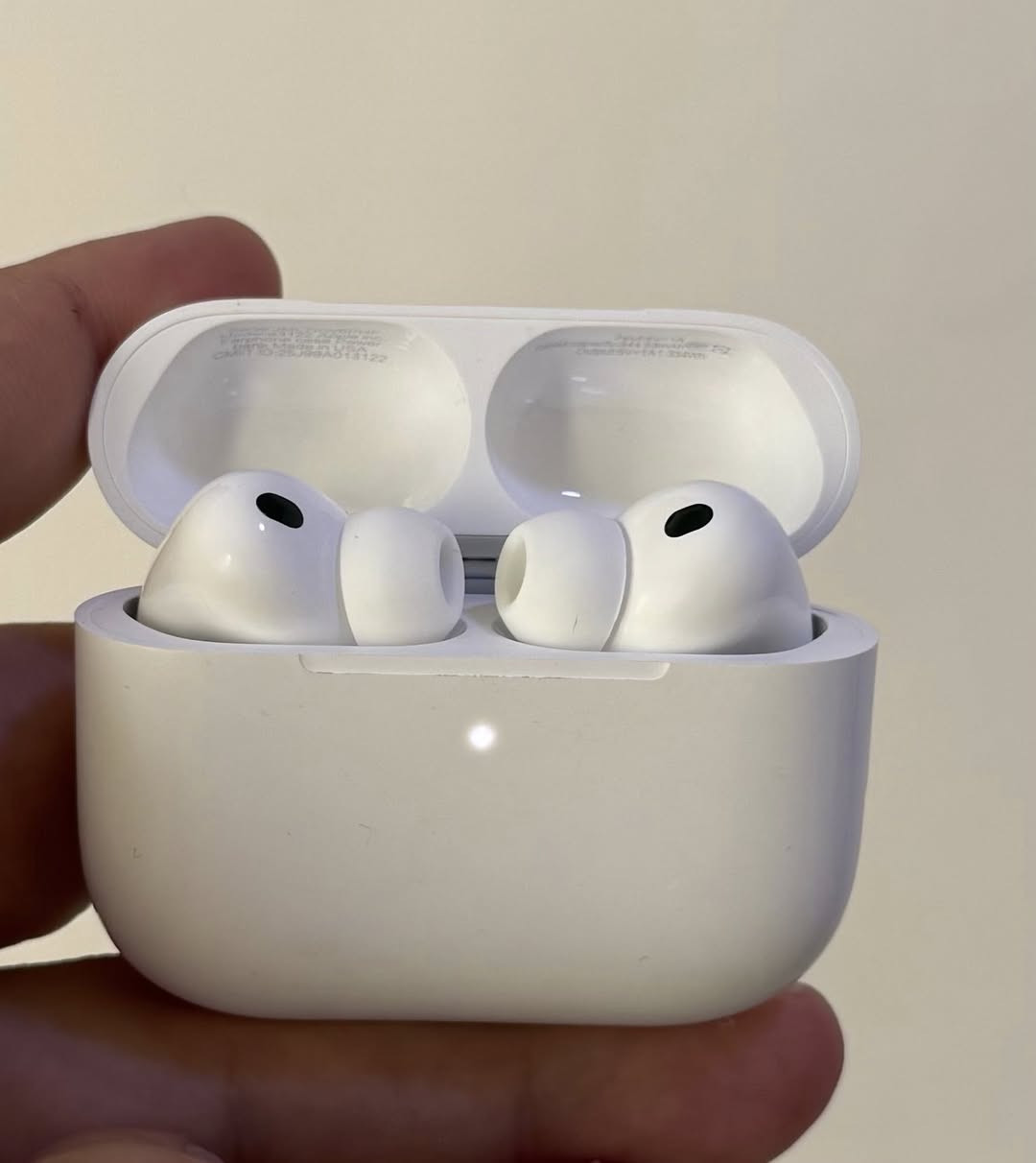 شباب Air pods pro 3 (الجيل سابع )
باله أمريكيه ( اصلية ) مستعمل بس نظافتها 95% 
ممفتوح ولا مصلح بلادي ، #صوت_قوي #عزل رهيب #تدعم خاصية #ترجمة #قياس #نبضات #القلب . وياه حافظة مع كيبل كتان قطني الأصلي هدية ، بيع مستعجل بدون ربح بسبب وصول حاويه جديدة السعر 30 الف 
واتس اب ***********
