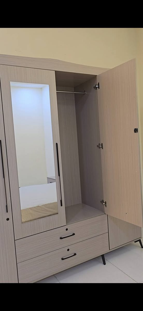 غرفة نوم جديده ما مستخدمه اخذتها من دار هوم ب10 اوراق  ابد ما مستخدمه صار عندي سفر واريد ابيع اثاثي كله اريدها ب7 اوراق جديده تجنن 5 قطع كوالتي عالي جداً تعرفون اثاث دارهوم بعد يجنن للتواصل واتس ***********
