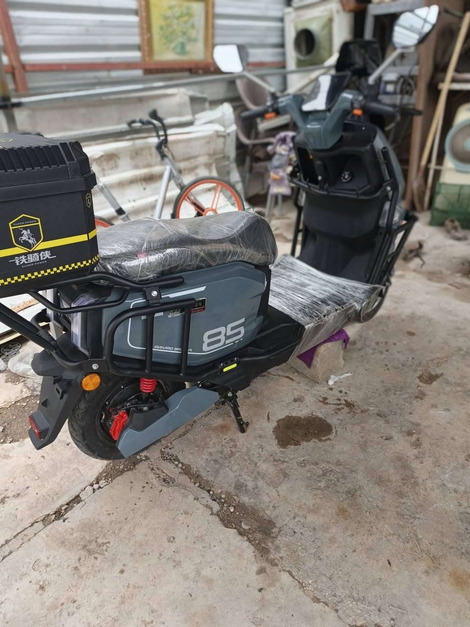 السلام عليكم للبيع دراجه شحن نوع الصاعقه أربع سرع مكفولة من كل شي استخدام قليل 
بطاريات ٦ مسطرة ع الوضع الشركه صار ٢٠ يوم من أخذتها الوصل موجود 
الشراي يتصل مكاني البياع 
***********
