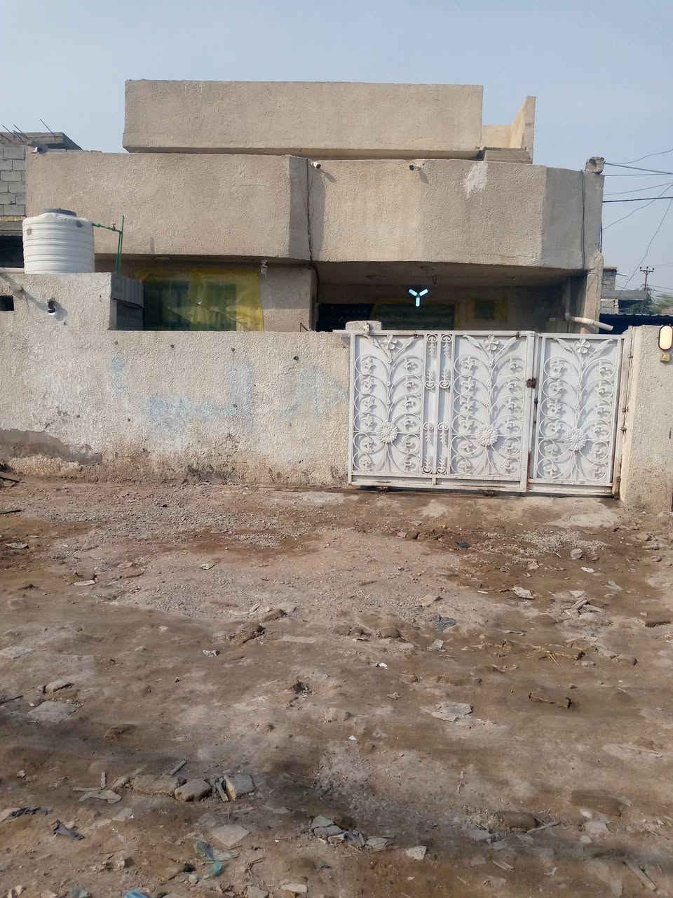 السلام عليكم بيت للبيع عقد زراعي مشين بي معامله مال تطويب بل مانه المساحه 170 طابقين الطابق الاول يتكون من مطبخ واستقبال وصاله وحمام وغرفتين نوم وترك عله طول البيت والطابق الثاني غرفتين نوم. العنوان الزعفرانية الوليد دور الصحه الثانيه شارع جواد الشهيلي مقابل روضة فله يبعد عن التبليط 200 متر عرض الشارع 12 متر السعر 75 وبي مجال للطيبين ***********
