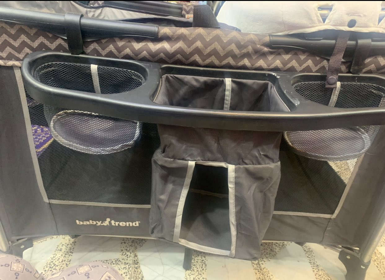 سرير طفل كامل ويتطبك ماركة baby trend 
السعر 130 وبي مجال 

دوشك طفل 120 * 60 
السعر 70 وبي مجال 

مكان بغداد - الشعب 
***********
