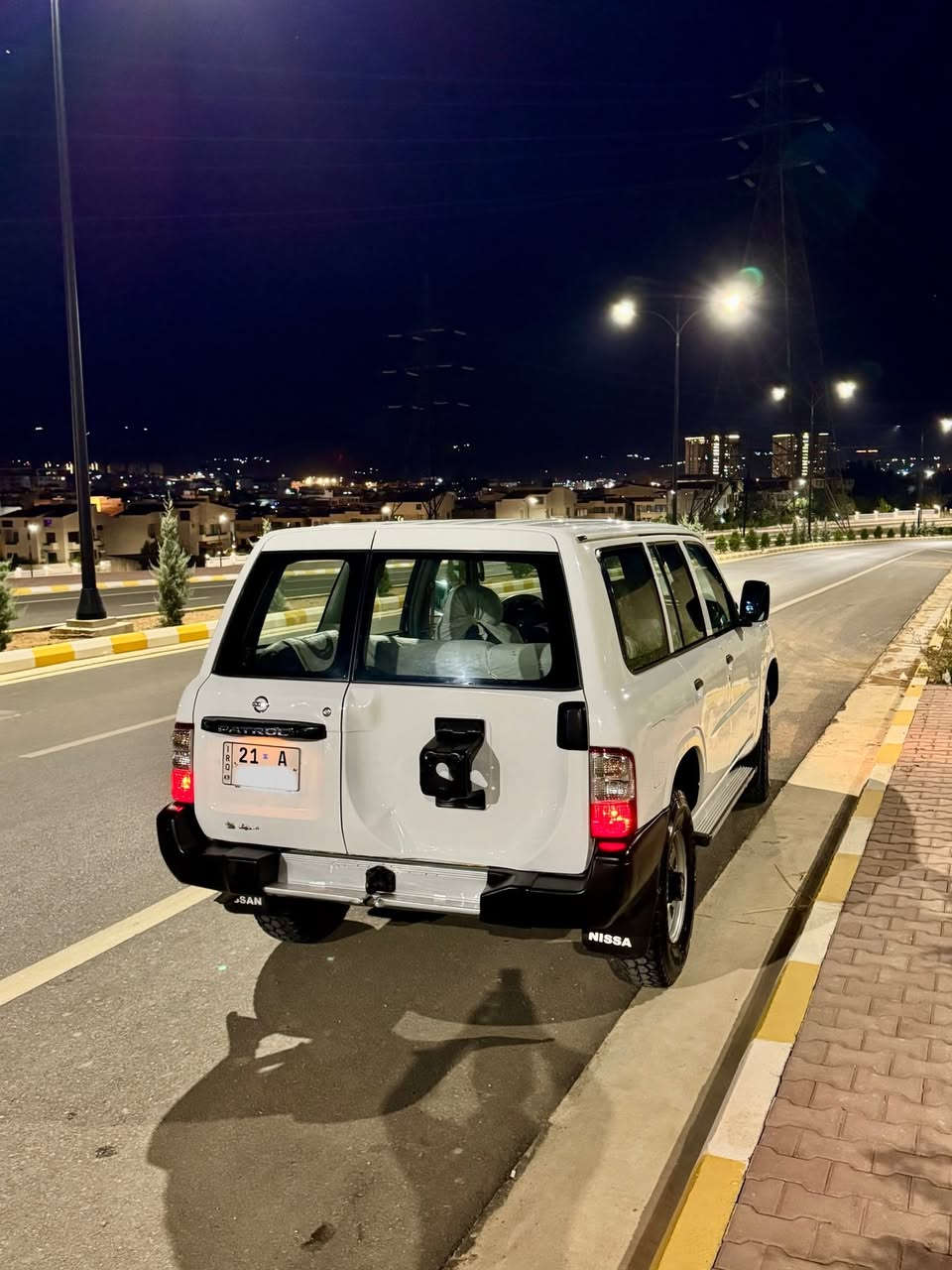 پاتڕۆڵ ٢٠٠١ موحەسەن ناو بۆر
سەنەوی تا ٢٠٣٠ تازەیە بە ناو خۆمەوەیە سەیارەی ماڵ خۆمە هی مەعرەز نیە
ناوی نیە لە حاسیبە بەشەرتی حاسیبە
تایەی تازە
گێڕو مەکینەو ئەکسلو دەبڵ ئەکسلی بەشەرت
کارەبای بەشەرت
زۆر تونو تۆڵو بێ مەسرەفە
بێ تەقیوی دەرگاو بەتانەو شانسی بەشەرت
بێ بۆیاخە. ٢ پەڵە کارتی بچوکی هەیە 
بەرگە دەرگای بیلاد
١٢٠$
***********
