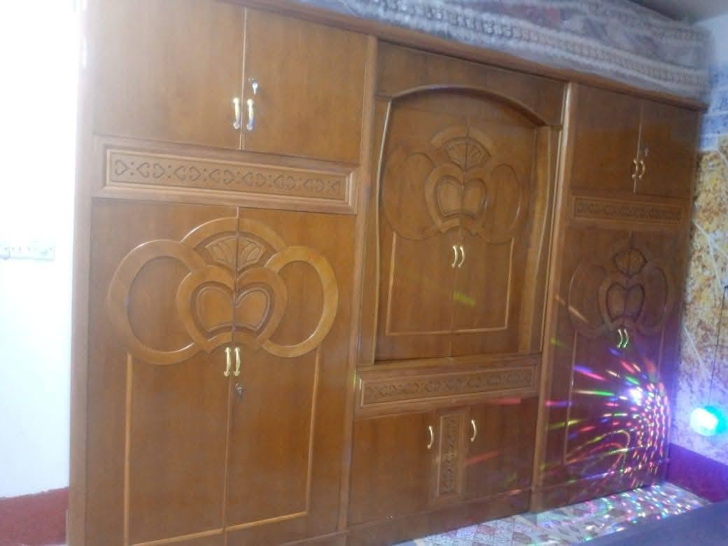 سلام عليكم لبيع
غرفه اخشاب مستخدمه 4 اشهر جديده كلش  كنتور ابو الملحق  6 بيبان ميز تواليت تاج وجربايه ميز بلازمه وزاويه بابين وملحق 

الاستفسار اكثر***********
