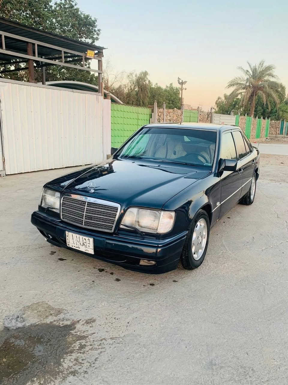 السلام عليكم سيارة للبيع 
مرسدس بيبي شبح بلاد أصل 1993 
رقم بابل تحويل ثاني يووم
محرك 320 خراطيم 
فتحة 
كشنات جلد 
الداخل عسلي
كهربائيات كله شغاله
صبغ عام تعمير كله جديد وبلاد
السعر (80)$ وبيه مجال للشراي
العنوان بغداد بلديات / ***********
