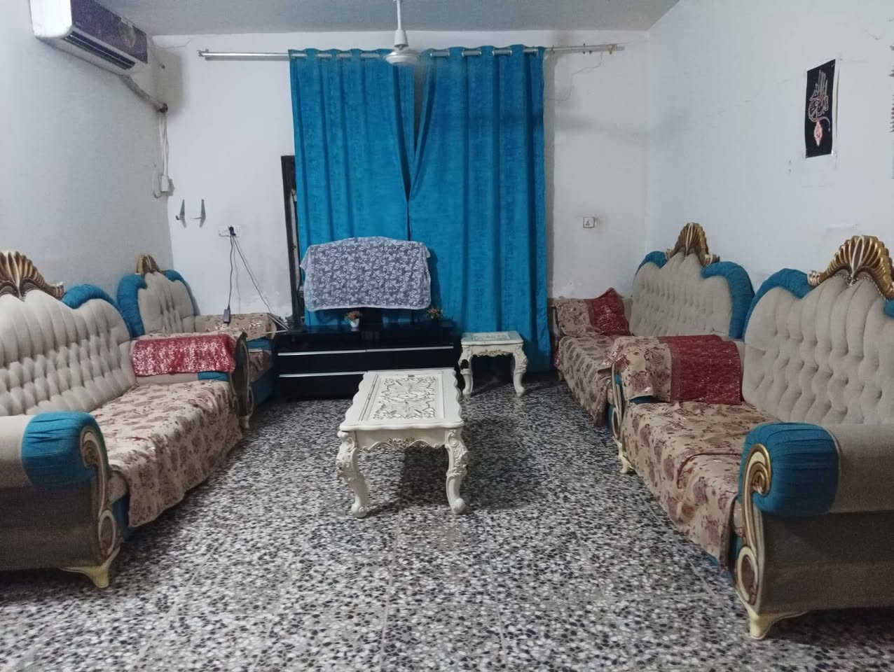 السلام عليكم عندي دار للبيع المساحه الكليه 350 متر بيت حديث وجديد مكاتبه فقط ورديه سيف سعد قرب شارع الغسل يبعد عن شارع العام 50 متر بيت جهاز مجهز السعر 65 وبي مجال الاستفسار مراجعه المكتب الحسام اتصل على رقم الهاتف ***********+*********** اخوكم ابو مومل
