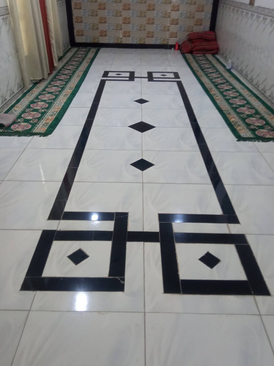 السلام عليكم دار للبيع المساحه 1290 م طابو زراعي سند 25 منطقه العلاك متوفر جميع الخدمات مي اساله كهرباء وطني ومولد مدرسه ابتدائيه ومتوسطه وتبليط لباب البيت يبعد ع الشارع العام 200 متر بنزلت السيد كاظم الناجي السعر 180 وبيه مجال للاستفسار الاتصال ع الرقم *********** اتصال واتساب
