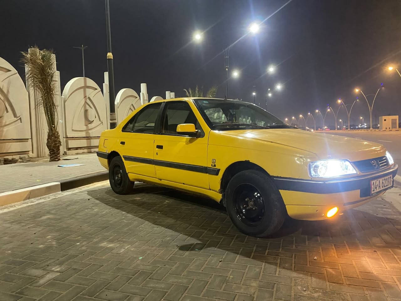 بيجو 405   سياره كير محرك كفاله  حداده تخم تاير كله جديد  السنويه ٢٨ مصفر هيأه قرامات عليه ٢٠٠ ألف سعر ٤٥ رقم ***********
