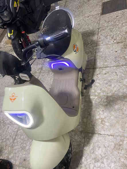 دراجه شحن للبيع Q8
السلام عليكم 
دراجه كامله بطاريات اكبار اربعه جديد صارلي شهر من شديتهن 
المكان بغداد ادوره
السعر 400 الف 
الرقم ***********
