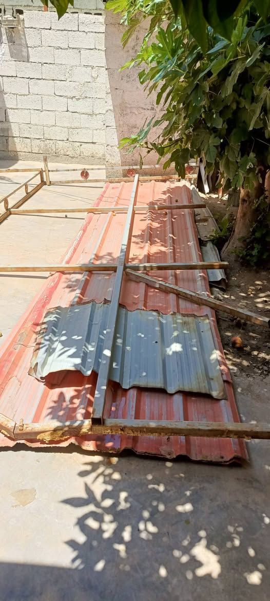 سقيفة مع چنگو للبيع طولها4امتار ونص والعرض 4امتار سعرها 210مع باب حديد نظيف 25
الشراي يخابر أو خاص ***********
