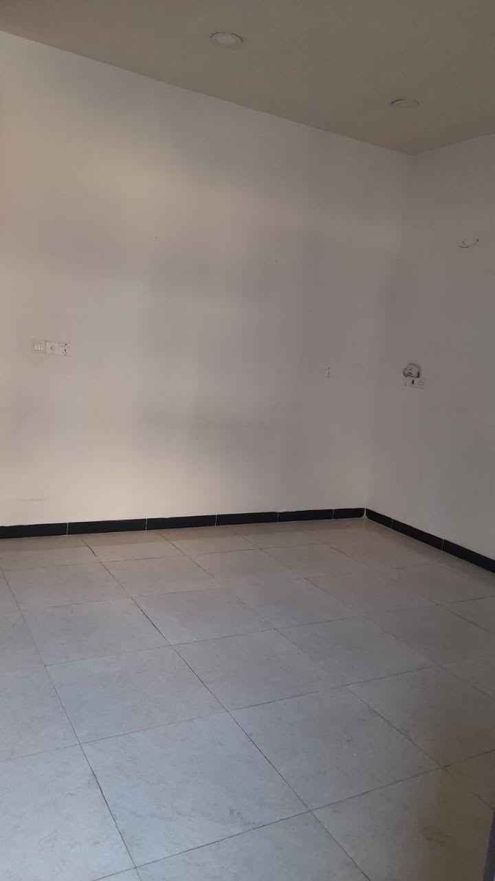 🏡 بيت للإيجار – بناء حديث
📍 الموقع: بغداد – منطقة الدورة، شارع 60، قريب من سوق الجمعية والميكانيك، ضمن المربع الذهبي.
📐 المساحة: 55 متر مربع.
🏠 مواصفات الدار:
3 طوابق
الطابق الأرضي: صالة، مطبخ، خدمات، وترك.
الطابق الثاني: غرفتا نوم وحمام.
الطابق الثالث: غرفة نوم، حمام، وبيتونة.
✅ المميزات:
ماطور ماء.
سخان.
بناء حديث.
💰 الإيجار: 500,000 دينار عراقي شهريًا.
🤝 التعامل مباشرة مع صاحب الدار (بدون وسيط).
📞 للاستفسار والاتصال: ***********
