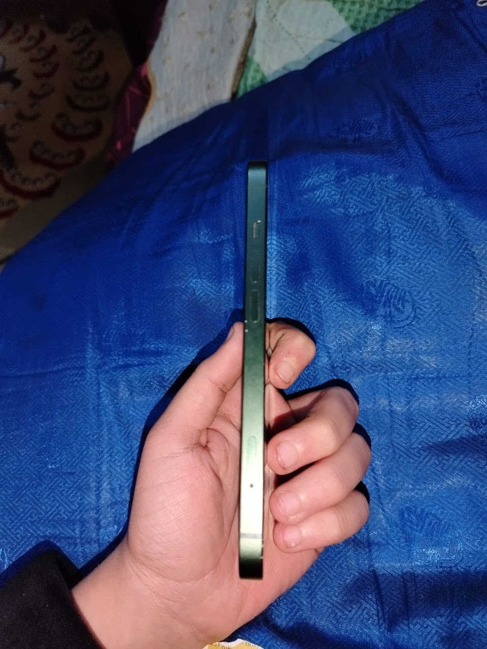 السلام عليكم جهاز آيفون 13 عادي للبيع الجهاز مامفتوح بس الضهر مال جهاز مكسور العنوان البلديات ***********
