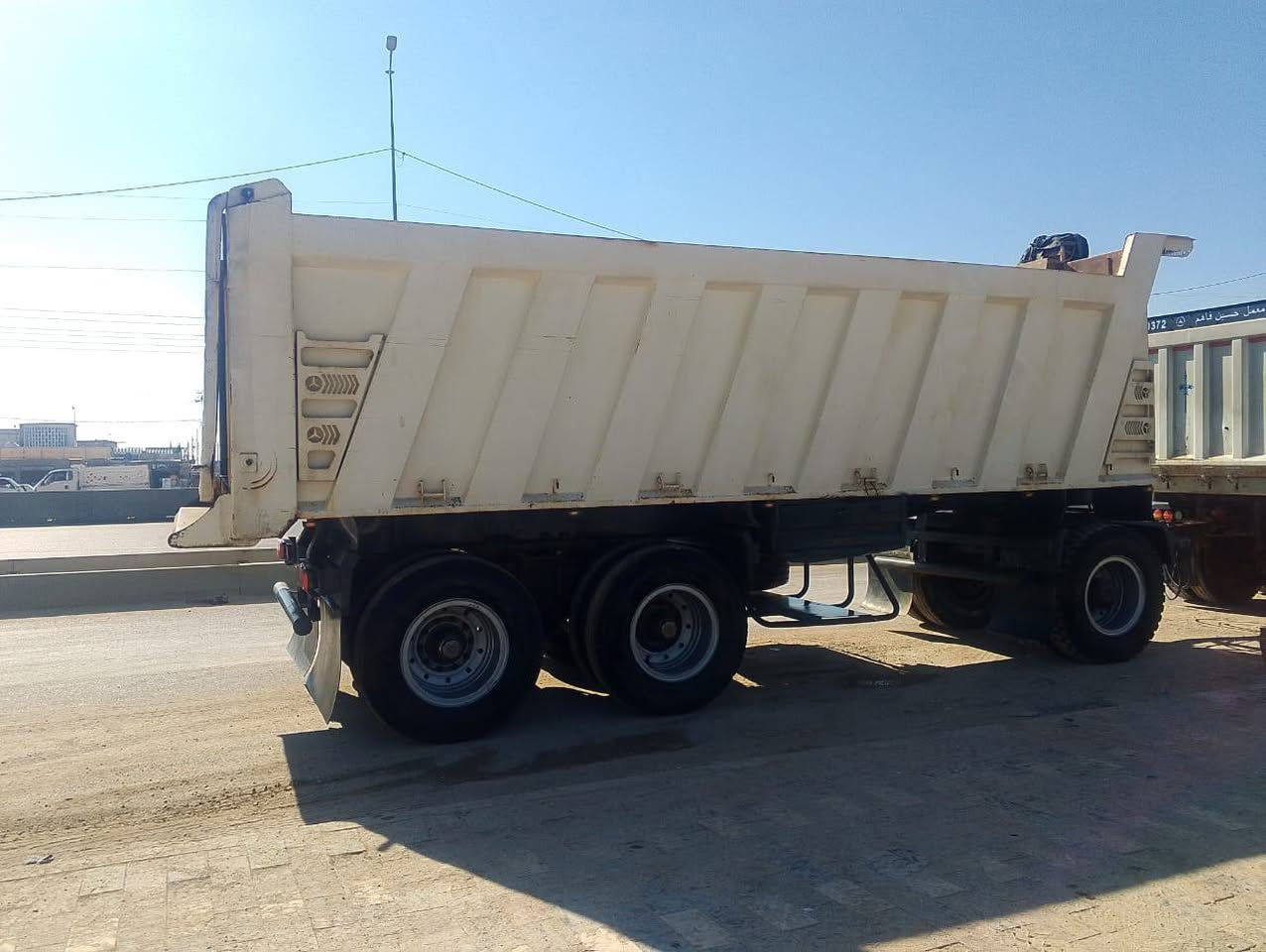 سلام عليكم مقطوره مايلر للبيع دناكير ١٦شاصي مكفول 16اصل تريله  بيم رفيع يعني تريله بس تفتح الكرسي تريده تريله اومقطوره تشتغل ***********او ***********
