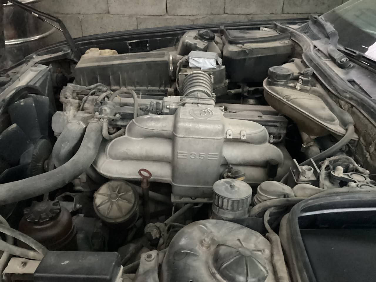 السلام عليكم من رخصت الدمن بي ام موديل ١٩٩١ السيارة خير من الله ما بيه اي نقص ما عده التبريد كير محرك كشر تخم تاير كله جديد والسياره احله من الصوره السعر ٤٧ وبيه مجال رقم ***********
