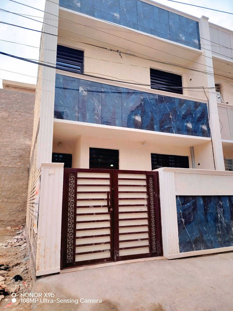 بسعر مناسب جدا 

مشتمل  50 متر.  
طابو صرف 
حديث بناء 2025
طابو ملك صرف 
منطقه الانتصار مقابيل مستشفى حماد شهاب قبل مرور 
الحسنييه 
واجهه 5

مدخلين استقبال ومطبخ
وخدمات صحيه ومنور.
الطابق الثاني غرفه. نوم واحدة
وبيتونه 

عرض الشارع 8 خدمات كامله مي  كهرباء تبليط 
مكتب الظرغام للعقار
***********سيد حيدر
*********** سيد حيدر
