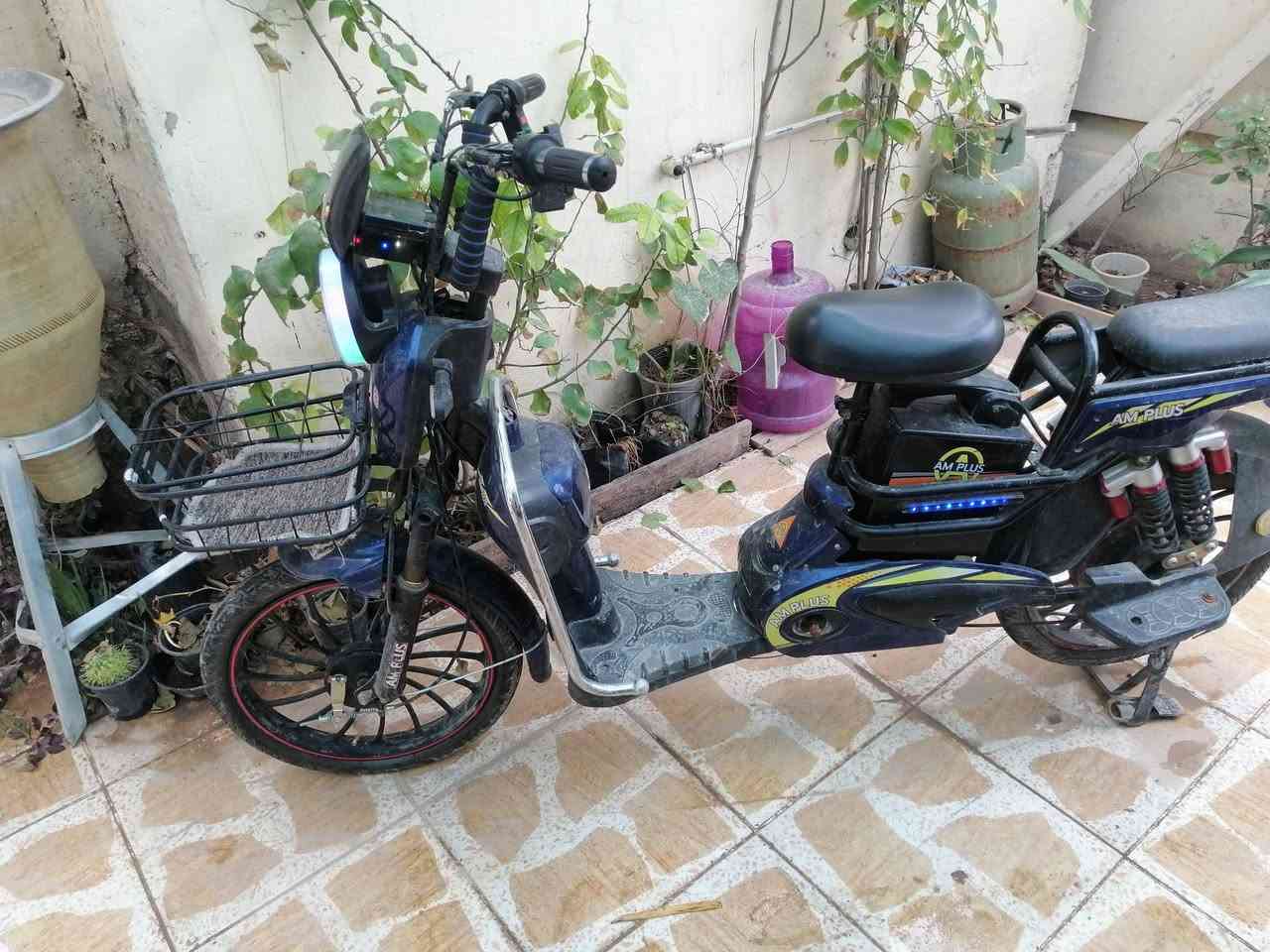 للبيع دراجه شحن بطاريه تعبان يحتاج تبديل و شاحنه  َ ماكو و تاير مشكوك كدام سعر قفل ١٢٥ رقم ***********  خاص موجود
