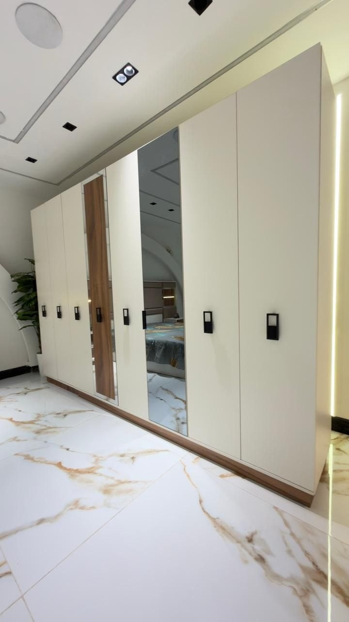 غرفه-تركي *10 قطع             كنتور ملحق 320*

❇️ قياسات ضخمه 
❇️ ميز تواليت كبير
❇️ اللون الجديد المتميز 
❇️ السرير والشازلونه مخزن
❇️ إناره بالكومديات  ✨✨✨
❇️ المصنع الأصلي 
❇️ برغي حديد وچوي حديد
🆘   *ضهر الغرفه بلوك بالكامل*
•    السعر مليون و400 الف


**إذا كنت صاحب هذا الإعلان وتريد حذفه لأي سبب، رجاءا أرسل رسالة إلى الدعم الفني**