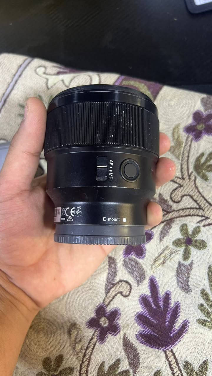 السلام عليكم عندي عدسة سوني ٨٥ فتحة ١.٨ للبيع السعر 400 الف وبيها مجال للشراي 
مكاني بغداد البلديات 
***********
واتس اب
او خاص
