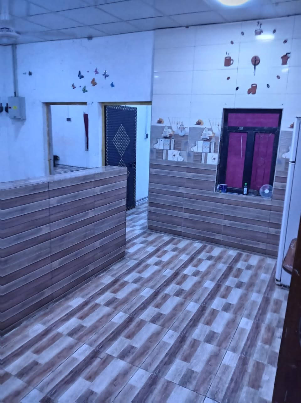 السلام عليكم بيت في الحيانيه حي الحسين شارع القائد أول لاين يحتوي على استقبال غرفتين وصاله ومطبخ وصحيات 
للبيع للستفسار او تراسل خاص***********
