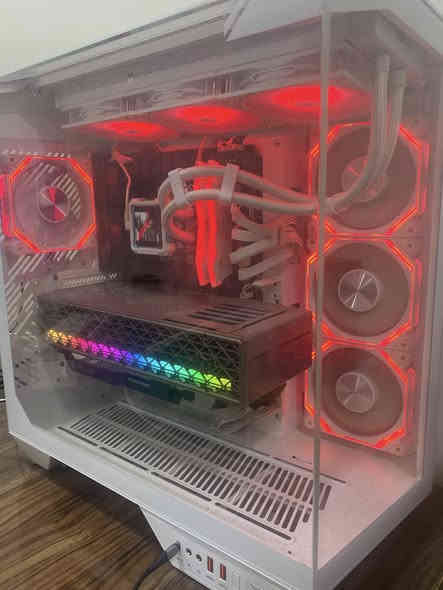 السلام عليكم متوفر بيسي للبيع
كارت شاشه 9070xt sapphire nitro plus
حرارة كارت ولمعالج متعبر 60 ولقطع جديده
للاستفسار راسلني خاص ورقم ***********
