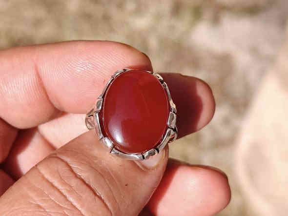 عقيق يماني انسي احمر ياقوتي  خام ملكي طبيعي غير معالج صياغه يدويه  السعر 60  الف للطلب ***********
