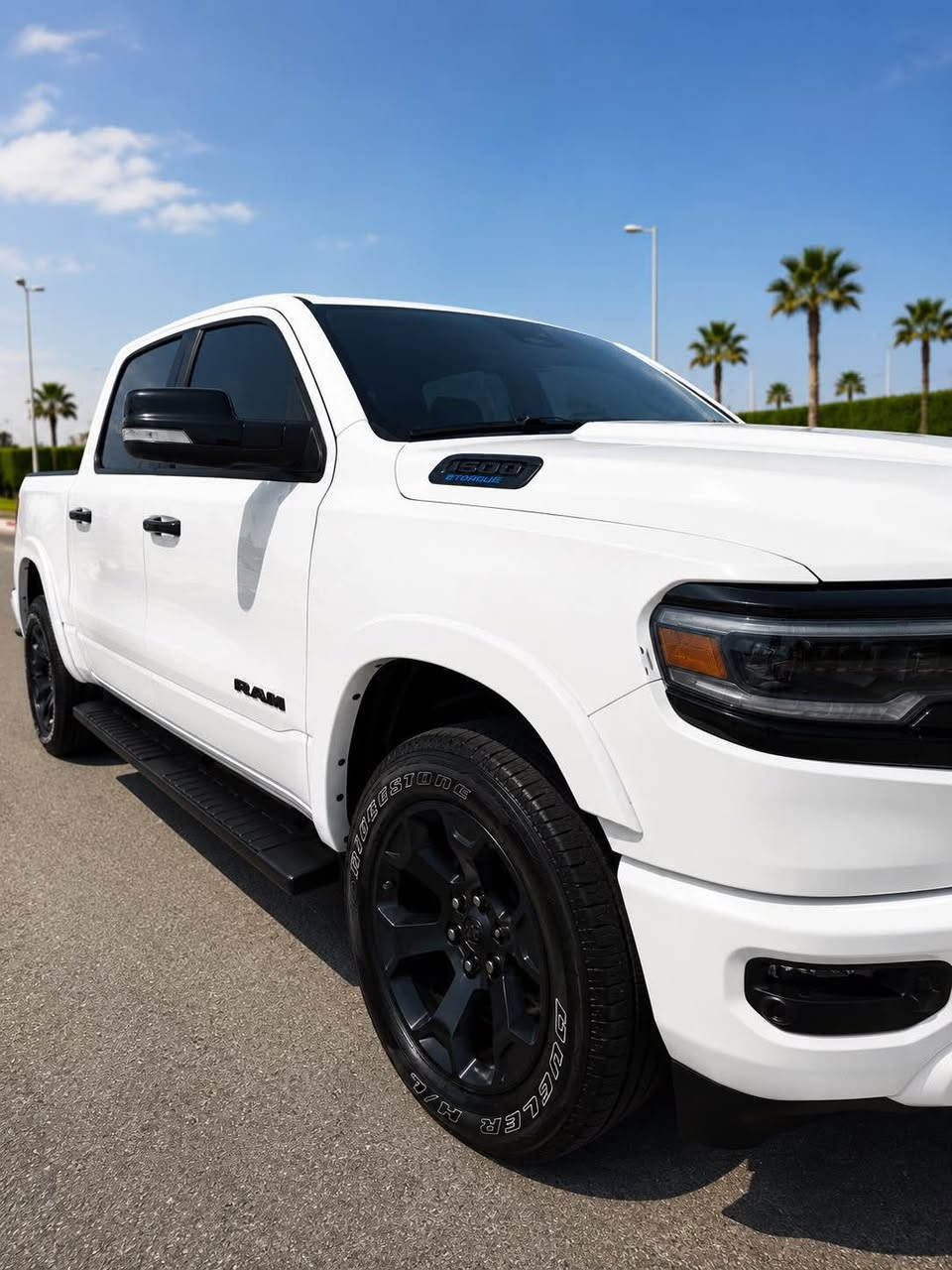 السياره RAM 1500 Lone Star 2025 بمحرك 3.6L Pentastar V6 eTorque،

المحرك والأداء

* المحرك: 3.6 لتر Pentastar V6 مع نظام eTorque (هايبرد خفيف).
* القوة: 305 حصان.
* العزم: 269 رطل-قدم (حوالي 365 نيوتن.متر).
* ناقل الحركة: أوتوماتيك 8 سرعات TorqueFlite.
* الوقود: بنزين عادي 87 أوكتان.
* استهلاك الوقود التقريبي: 13 مدينة / 15 طريق سريع (100كم/لتر ).  
نظام قياده متعدد الوضعيات 
سحب 
سبورت 
تلقائي
ثلوج 
الداخلية

تدفئة كشنات 
تدفئة مقود 
مري كهرباء 
دواسات متحركه كهرباء 
نظام طوارئ 
ازرار فتح ابواب الكراج 
كشن كهرباء 
خزن اسفل المقاعد 
بوكسات خزن اسفل السياره 
* مقاعد لـ 5.
* مقاعد قماش فاخرة.
* مقود متعدد الوظائف.
* تشغيل السيارة بدون مفتاح (Push Start).
* تشغيل عن بعد (في بعض الباقات).
* كاميرا خلفية.
* حساسات أمامية وخلفية.  
* رادارات جانبية وامامية

الشاشة والنظام

* شاشة وسطية 12 إنش Uconnect 5 بشكل قياسي.
* دعم Apple CarPlay وAndroid Auto لاسلكيًا.
* بلوتوث.
* 10 سماعات.
* منافذ USB Type-A وType-C.
* تحديثات للنظام عبر الإنترنت (OTA).  

شاشة العدادات

* شاشة معلومات رقمية بين العدادات.
* تعرض:
    * استهلاك الوقود.
    * ضغط الإطارات.
    * الملاحة (إذا كانت مفعلة).
    * معلومات السحب.
    * بيانات الرحلة.

أنظمة الأمان

* فرامل طوارئ أوتوماتيكية.
* Adaptive Cruise Control.
* Lane Keep Assist.
* تحذير الاصطدام الأمامي.
* حساسات أمامية وخلفية.
* كاميرا خلفية.
* نظام مراقبة ضغط الإطارات (TPMS).
* ABS وESP وTraction Control.  

المقاسات

* خزان الوقود: حوالي 120لتر.
* الحمولة: حتى حوالي 900 كغم (حسب التجهيز).
* السحب: يصل إلى حوالي 3.5 طن عند التجهيز المناسب.  

مميزات فئة Lone Star

* جنوط ألمنيوم 20 إنش
* مصابيح LED.
* مرايا كهربائية.
* ⁠تضليل مرايات تلقائي 
* مكيف أوتوماتيكي.
* مثبت سرعة ذكي.
* زجاج خلفي منزلق كهربائي 
* إمكانية إضافة شاشة 14.5 إنش، 
*نظام صوت مطور رقم راعيها ((***********6)) مكلف بلنشر ما ارد خاص لحد يراسل خابر راعيها البصرة, العراق

