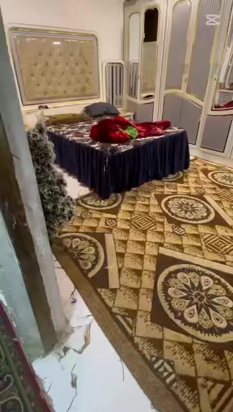 السلام عليكم بيت 100 
طابقين 3 غرف نوم 2 فوك وحده جوه استقبال وصاله ومطبخ فلكه سلمان باك حي الفاروق 
مقابيل معمل عساف السعر 65 وبيه مجال 
***********
