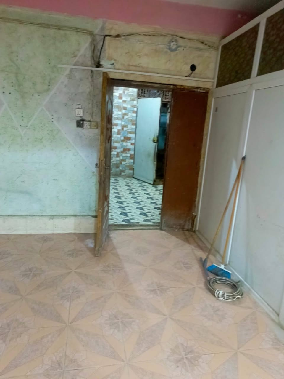 بيت للبيع بالجمعيه قرب جامع طالب شيال مساحته 110 للأستفسار ***********
