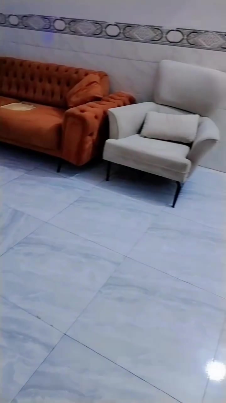 مرحبا تخم قنفات ثنين وكراسي ثنين نضيف بي بس هاي حرك شي قليل بسيط يصير سرير تركي رايده ب250وبي مجال الرقم ***********
