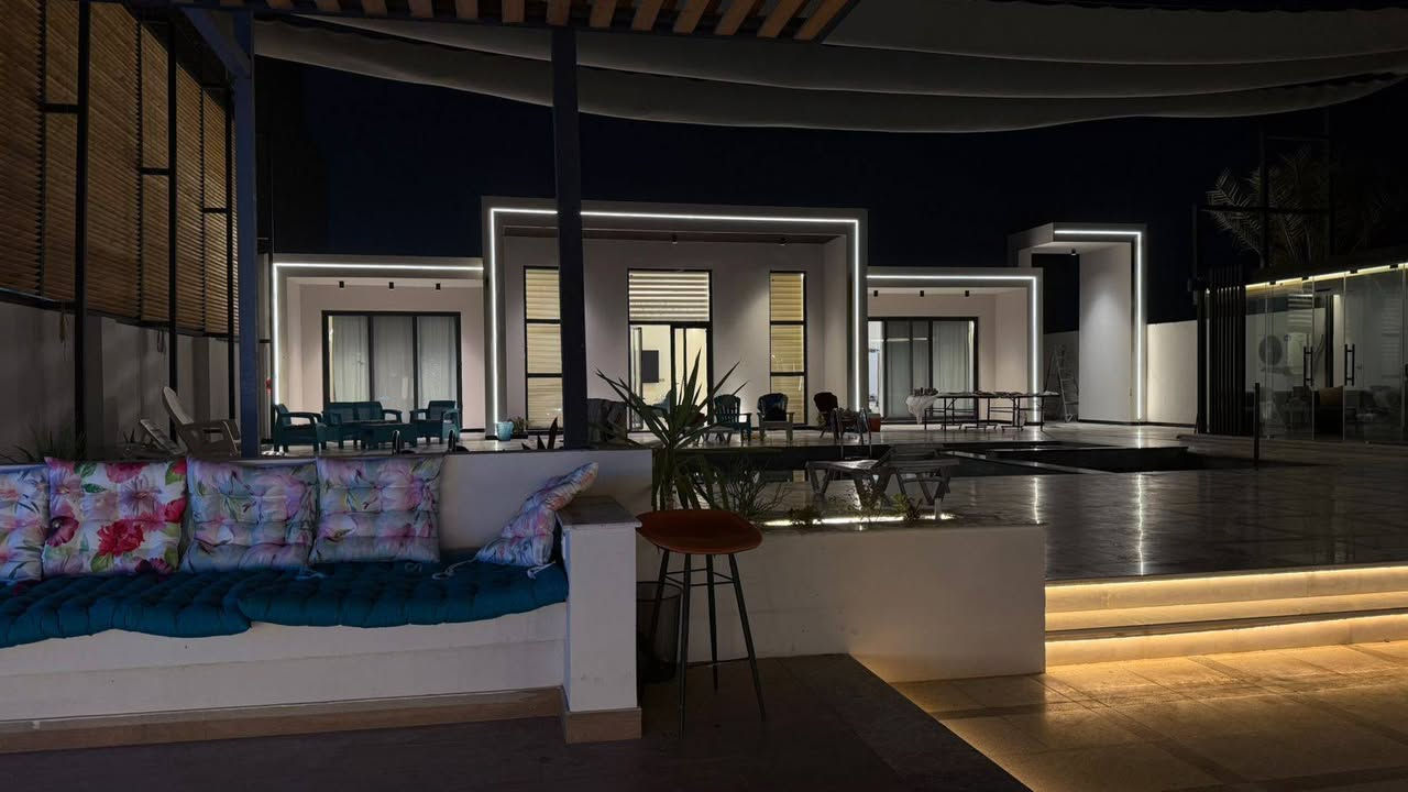 مساحة١٥٥٠
وجه ٢٠ بل نزال
غرفتين وستقبال كبير
حمام  
وحمام تركي 
مسبح ٦ في ١٢
جاكوزي و مسبح أطفال 
منضومة ماء ارو 
غرفة خاصة بلحارس 
مولدات ٢ بيرنكز زيرو
باربكيو 
جلسة خارجية زجاج
جلسة تركية
سستم صوت بلبيت وخارجي

علماً ان وارد المزرعة الإجمالي ٢١ مليون 
الصافي من ١٨ مليون لل١٩ مليون صافي 
سعر. ايجار. الشفت الصباحي ٣٠٠
سعر. ايجار. الشفت المساءئي ٤٠٠
علما المزرعة موثقة بتطبيق أجرلي
والمزرعة شغالة و لود بلحجوزات
سعر البيع 800 مليون 
للاستفسار/ ***********
