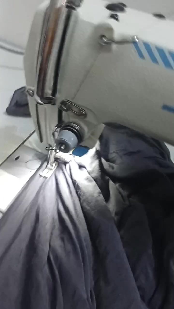مكينة صناعية اخت الجديدة نظافة 95 % استعمال منزلي فقط 400 و بيها مجال اليحب يتصل و يدلل
***********
