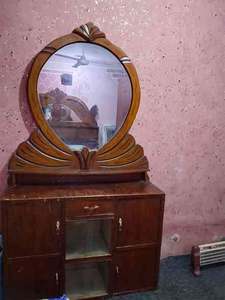 للبيع غرفه عراقيه مكانه القائم الغرفه على 450 المشتري يتصل ع رقم صاحبه ***********
