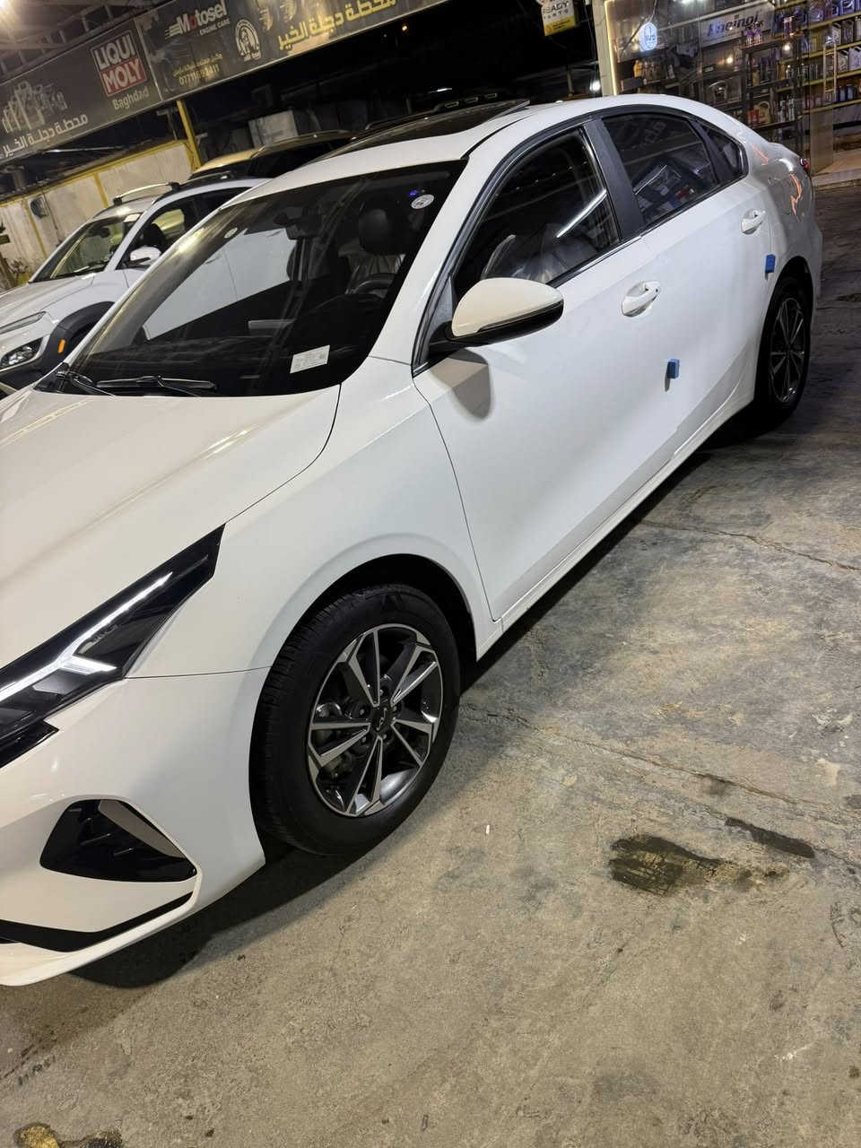 السلام عليكم
سيراتو K3 2024 

فتحه سقف 

اوتو هولد 

درايف مود 

تحكم ستيرن جهتين 

مثبت سرعه 

شباك بيانو

كشنات جلد 

بصمه عدد 2 

لايت LED 

بك لايت لد 

مكاني الكاضميه 

***********
