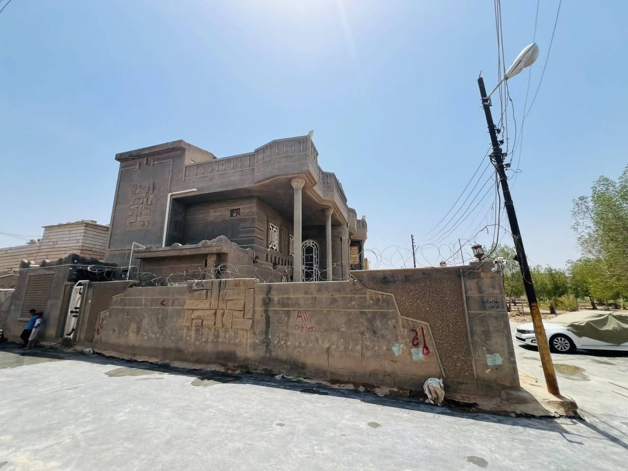 بيت  البيع مع الاثاث مساحة 325
بحي الامير قرب المستوصف ركن مقابيل الحديقه مساحة 325م 
الهاتف ***********
