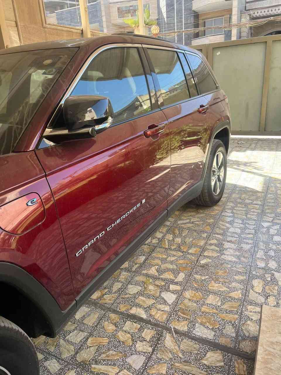 السلام عليكم
جيب كراند شيروكي لمتد هايبرد بلك ان

وارد امريكي فول بدون ايرباك  

السياره حادثها موضح بلصوره ضربة بسيطة كلش 

الدعامية جاية وياهه الباقي مكفول 

‏ Grand Cherokee limited 4Xe 2024 2.0L 

رقم بغداد بسمي تحويل ثاني يوم 

ماشية 35.000 ألف ميل 

🟫 حجم المحرك ٢٠٠٠ تيربو جارج ٣٧٥ حصان مع محرك الكهرباء  

نظام الشحن : الشحنة الوحدة تمشيك ٤٥ كيلو بدون بانزين نهائيا يعني بالداخل متحتاج بانزين بس اشحن كهرباء  

داخل السياره لون كريمي مميز 

  محرك تيربو + هايبرد + بلك ان 

🔴 حساسات خلفية

🔴 ‏‎حساسات جانبيه بالمري

🔴 خمسة راكب 

🔴 رادار 360 درجة 

🔴  تحديد مسار   

🔴  تبريد قطعتين 

🔴 ثلاث انضمة قيادة 

🔴 بانوراما 

🔴 دفع رباعي. 

🔴 كير ماوس مع وضعيات القياده المختلفه للجبال والطرق الوعره والرمال والطين

🔴 شفتات ستيرن 

🔴 هاند بريك بصمه 

🔴 ️مقود جلد + تدفئة 

🔴 شفتات ستيرن

مواصفات 

1️⃣ لايتات لد 

2️⃣ هيترات في الكشن 

3️⃣ شاشات عدد 2 

4️⃣ كراسي خزن ميموري  

5️⃣ سستم صوت ALPINEو دمام خلفي بلادي 

6️⃣ تشغيل عن بعد

7️⃣ نظام محاكاة العجلة الذكي 

8️⃣ نظام ملاحة 

9️⃣ نظام قيادة ذاتية بريك امامي خلفي اوتو (توقف ذاتي 

السعر 33.500  ألف دولار بية مجال بسيط 

مكاني شارع فلسطين 

رقم الهاتف ***********
