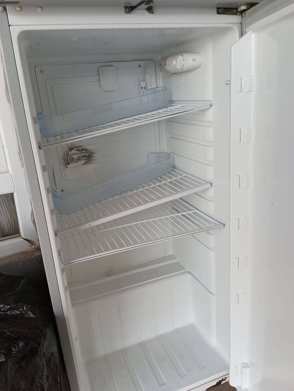 تلاجه للبيع شرط مابي عيب سعر150الف وبي مجال ***********
