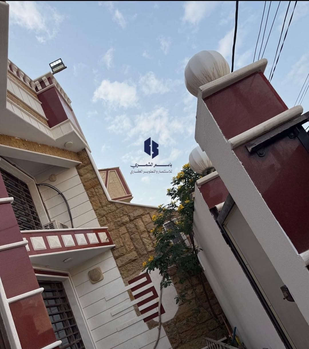 🏠دار سكن للبيع🏠
___
⭕العنوان : حي الجامعة
⭕ موقع مميز جدا 💯_ قرب مدرسة ايسن الاهلية
⭕يقع على شارع بعرض 20 متر رئيسي
-------------------------------------
✨طابو صرف
✨بناء حديث  
✨طابقين 
✨كونكريت مسلح

♦️المساحة : 200 م²
♦️الواجهة: 10 متر 
--------------------------------
✨ تفاصيل البيت ✨
____
⭕غرف نوم عدد 4، صالة عدد 2، استقبال، مطبخ ، مجمع صحي،الارضية مرمر 
____
                          المراجعة 
     ♦️♦️♦️مجموعة باسم الشمري♦️♦️♦️
      ♦️♦️للاستثمار والتطوير العقاري♦️♦️
الفرع الاول/بغداد،القادسية،قرب مجمع الوزراء
الفرع الثاني/الديوانية،الجزائر ،الشارع الخدمي،مقابل تقاطع أم الخيل
الفرع الثالث/الديوانية،العروبة،شارع  المتحف
____
للأستفسار الاتصال على📲
قسم المبيعات 📠
***********📱
***********📱

📲 حمّل تطبيق باسم الشمّري العقاري الآن من Google Play:
👉 [https://play.google.com/store/apps/details?id=com.basemShamry.app](https://play.google.com/store/apps/details?id=com.basemShamry.app)
🍏 قريبًا على App Store
