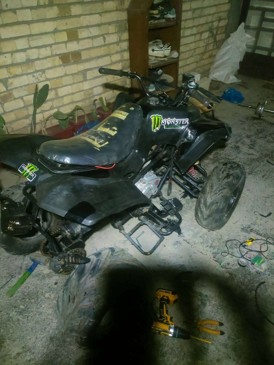 السلام عليكم ورحمه الله دراجة ربايعي مكينة مال ستوتة خمسة كير شلعة ومعدل بس لشراي جديدة وعقل وكتف شحن  وكلشات جديدة ويدة مال بريك امبار جديدة ويدة كلش جديدة بس الضفير يرادلهة ترتيب لين شديتهة علمود بس تشتغل يعني راد واحد يرتبهة السعر ٤٥٠ وبيهة مجال قليل لشراي بس مكاني بغداد محمودية ماكو توصيل التواصل *********** بي وتساب  (لا يوجد ماسنجر فيس عذن )
