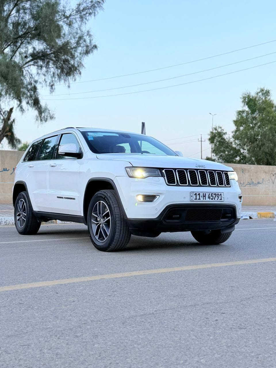 السلام عليكم للبيع جيب لاريدو موديل  2019خليجي رقم بغداد دولي بسمي هزة جديد تحويل مباشر سيارة بيها جاملغ امامي مبدل وكاله شرط صار بيه شخط وبدلته وكالة نفس اللون 100‎%‎ والباقي كفالة ع سونار مكينة كير تخم تاير حدادية 100‎%‎مال جناي استخدم شخصي ماشية 125Km فتحة حساس كامرة تشغيل عن بعد فول موصفات زراك لايت مبرمجه السياره مراوح وفتح سرعةشرط الف متصرف عليها السعر 235 للاستفسار اتصل  ***********

