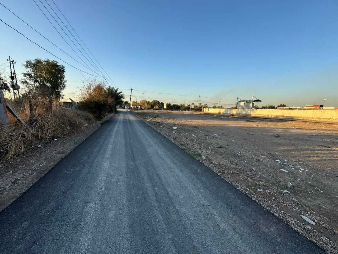 السلام عليكم ورحمه الله قطعه ارض مساحه ٣٠٠ م وجه ٢٠.  نزال ١٥يباع  ١٠٠ يباع ١٥٠ يباع٢٠٠ متوف كافه الخدمات تبعد عن الشارع العام ٥٠م خلف التجاري مباشرا قرب بانزيخانه اضواء بغداد   للاستفسار *********** للعلم (بناء مفتوح بل قطع)
