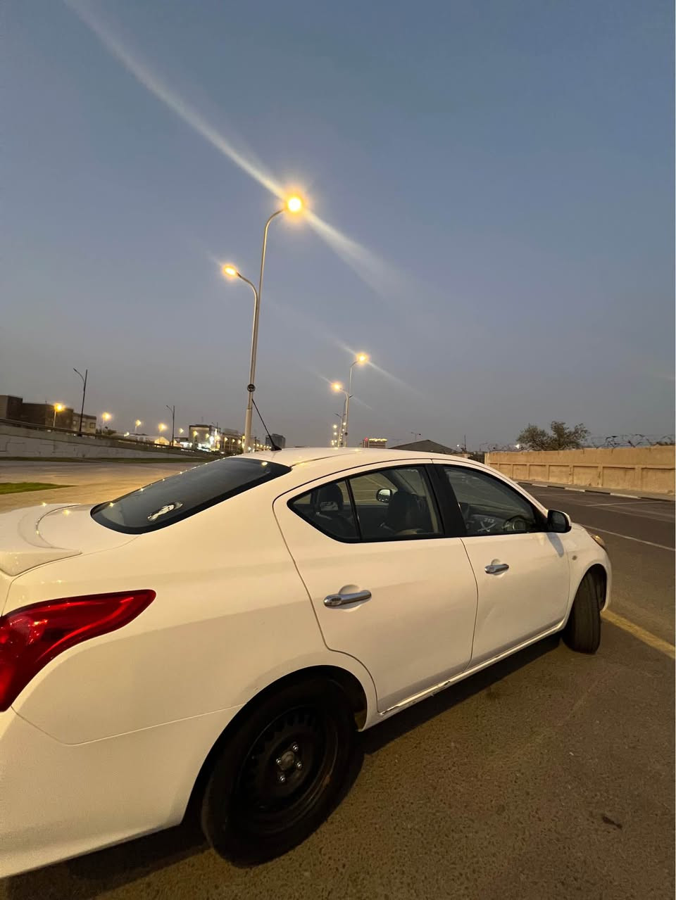 سياره نيسان صني الهندي بليته الزركه مديل 2022 بيه بارد بلمدكر الامامي جهة السايق وصندوق جوه رقم شبر  موضح بلصوره ماشيه65 الف مكينه وكير مكفول  مكاني البصره  السعر 118بيه مجال  الرقم‭*********** Singapore
