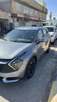 سياره سبورتج موديل ٢٣ رقم بغداد خليجي ماشيه ٥٢،٣٠٠  بيها رصعه بالبنيد ...