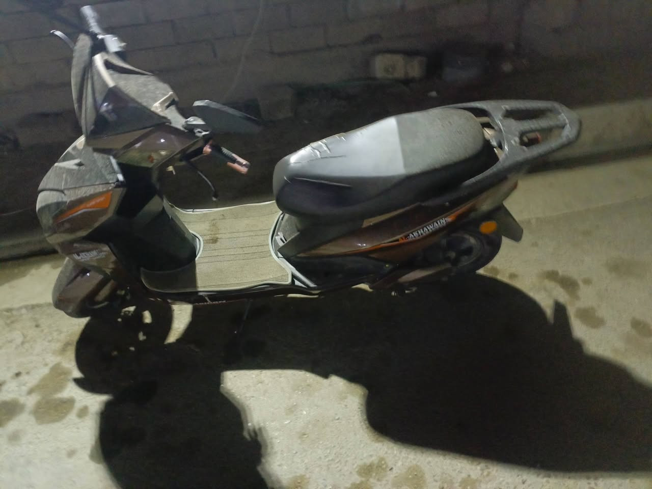 سلام عليكم دراجه شحن للبيع خمس بطاريات عل فحص كهربائياته كلهه شغاله موديل 24 نضيف  نوع سنكرس فول سعر 300 الف مكاني رمادي رقم تليفون ***********
