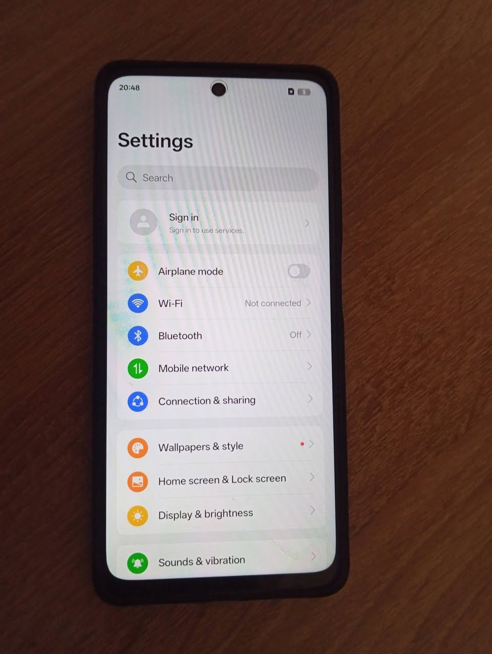 Oppo A40M
بۆ فرۆشتن: Oppo A40m (قایمترین مۆبایلی ئۆپۆ)
بەرگری (Durability): ئەم مۆبایلە بەوە ناسراوە کە "دژە شکانە" (Military Grade Shock Resistance). بەرگەی کەوتن و لێدان زۆر باش دەگرێت.
​: خاوەنی بڕوانامەی سەربازییە (Military-Grade)، بەرگەی 
کەوتن و لێدانی بەهێز دەگرێت.

​شەحنی زۆر خێرا: پشتگیری 45W SUPERVOOC دەکات (لە نیو کاتژمێردا ٥٠٪ زیاتر شەحن دەبێتەوە).
​شاشە: 90Hz زۆر ساف و ڕووناک (1000 nits)، تەنانەت لەژێر خۆریشدا وێنەی زۆر ڕوونە.

​تایبەتمەندی Splash Touch: ئەگەر دەستت تەڕ بێت یان ئاو لەسەر شاشەکە بێت، هەر بە جوانی ئیش دەکات و تێک ناچێت.
​دەنگ: سپیکەری زۆر بەرز (تا 300% ڤۆلیۆم زیاد دەکات) بۆ گوێگرتن لە ڤیدیۆ و گۆرانی.
​پاتری: 5100mAh، بۆ دوو ڕۆژ بەکارهێنانی ئاسایی بەسە.

​میمۆری: [256 گێگا ڕام 8 ]
​زۆر خاوێن و بێ کێشەیە . نوێیە هێندە نابێ بەس ئەکتیڤ کراوە
کەڤەرێکی لەگەڵە
​نرخ: [160 هەزار دینار ]
شوێن: هەولێر] گەیاندن هەیە 
***********
