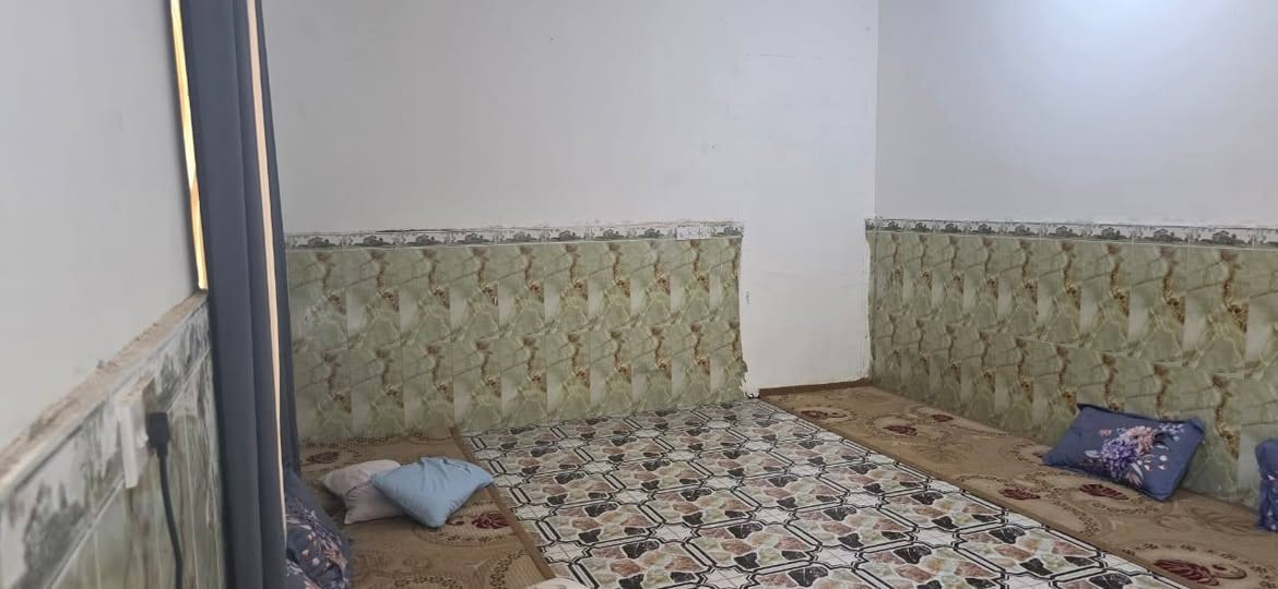 دار للبيع مساحته 550 متر حي الحكيم الثانيه غرفتين وهول استقبال مطبخ صحيات الشارع سبيس متوجين ع التبليط أن شاء الله يبعد عن الشارع العام  150 متر الاتصال واتساب  *********** ***********
