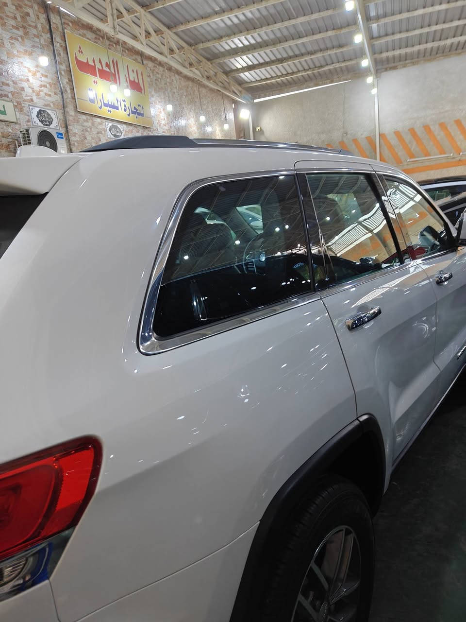 تحيه طيبه السلام عليكم ورحمة 
للبيع جيب ٢٠١٨  خليجي لمتد فول مواصفات رقم اربيل هزه وسنويه جديده مكفوله من الصبغ فقط خشم الخاملغ كد اصابع فقط و بيها ٤ بيبان دبل كود من الشركه ماشيه ١٠٣ الف كيلو 
رقم اربيل شرط تحويل مباشرة سنويه هزه جديد 
السعر 25 بي مجال بسيط 
اي استفسار 
***********
مكان بغداد البياع معرض المنار الحديث شارع 2
