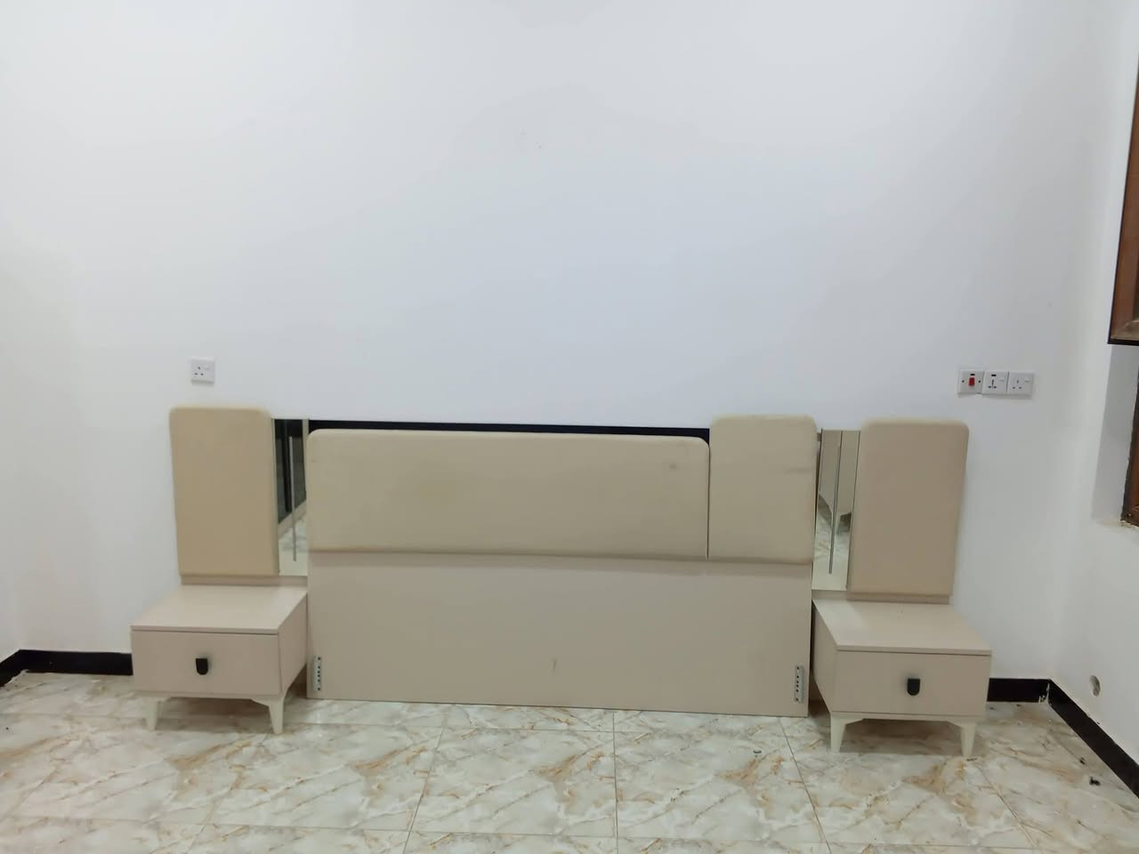هااي الغرفه والجرباية كامله بس شلتهاا لان داا نشيل ونظيفه الغرفه صارلهاا اقل السنه اريدهاا ب450. وبيهاا مجال. الرقم. ***********
